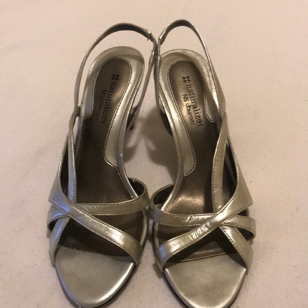 Naturalized heels size 6 Med width